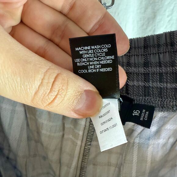 Torrid Women's 16 Gray Plaid Relaxed Taper Challis Plaid High Rise Cropped Pants - Picture 10 of 11